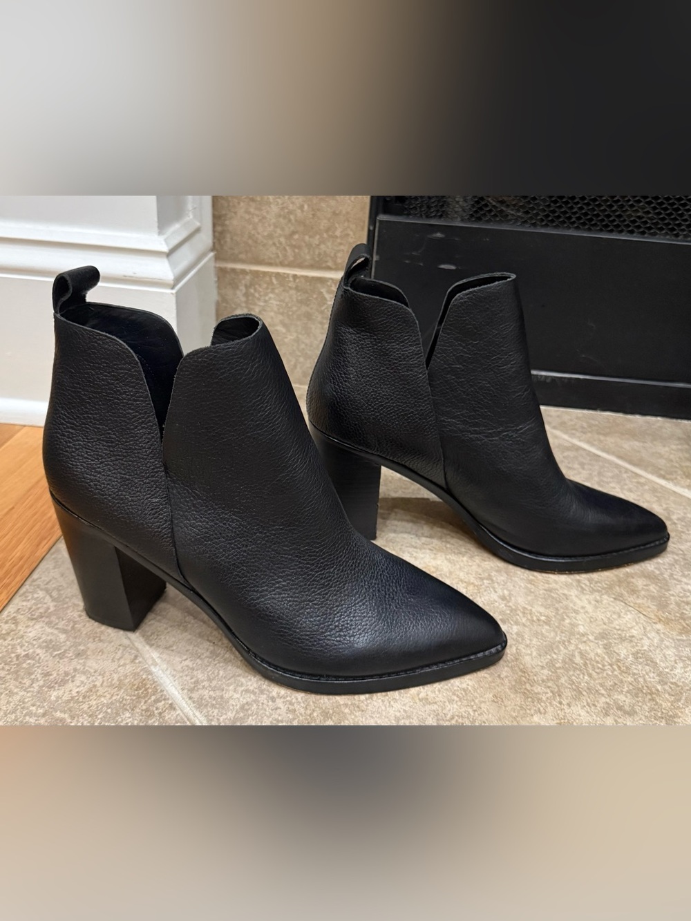Dolce Vita Shanon Black Leather Pointed-Toe Deep V Ankle Booties – Size $100 9.5